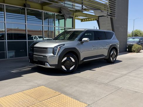 Used 2024 Kia EV9 Light RWD image 1