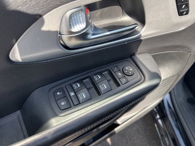 Used 2025 Chrysler Pacifica Limited FWD image 7