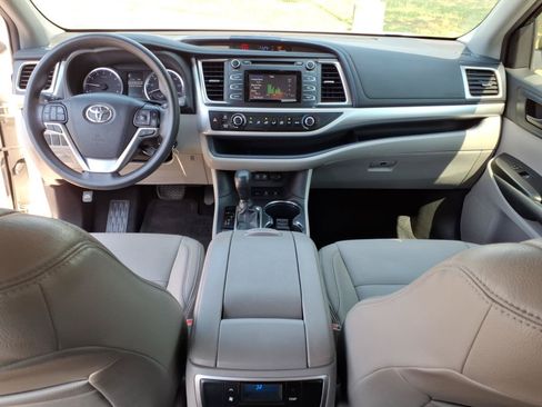 Used 2019 Toyota Highlander LE FWD image 6