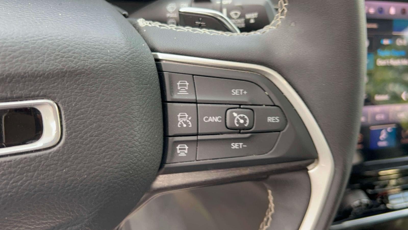 Used 2023 Jeep Grand Cherokee L Limited AWD/4WD image 21