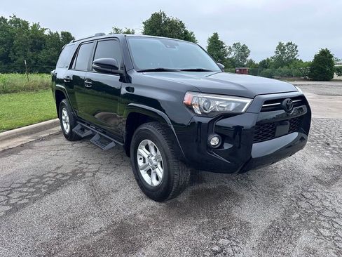 Used 2024 Toyota 4Runner SR5 Premium w/ Moonroof Package AWD/4WD image 4