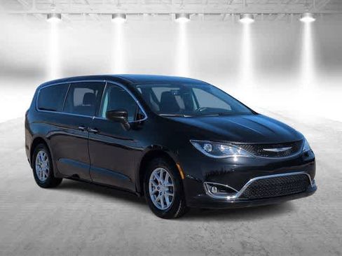 Used 2020 Chrysler Pacifica Touring image 2