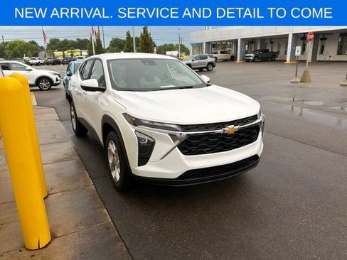 Used 2024 Chevrolet Trax LS w/ LS Convenience Package FWD image 6