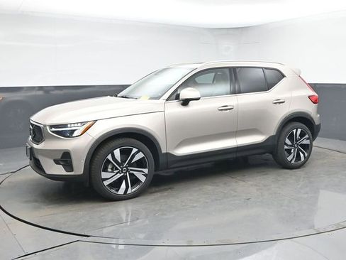 Used 2023 Volvo XC40 B5 Plus w/ Driver Assist Package image 4