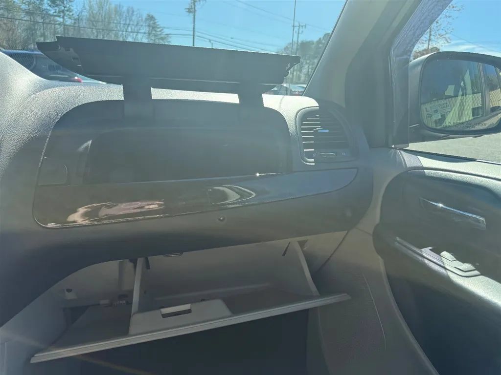 Used 2016 Dodge Grand Caravan SXT w/ UConnect Hands-Free Group FWD image 17