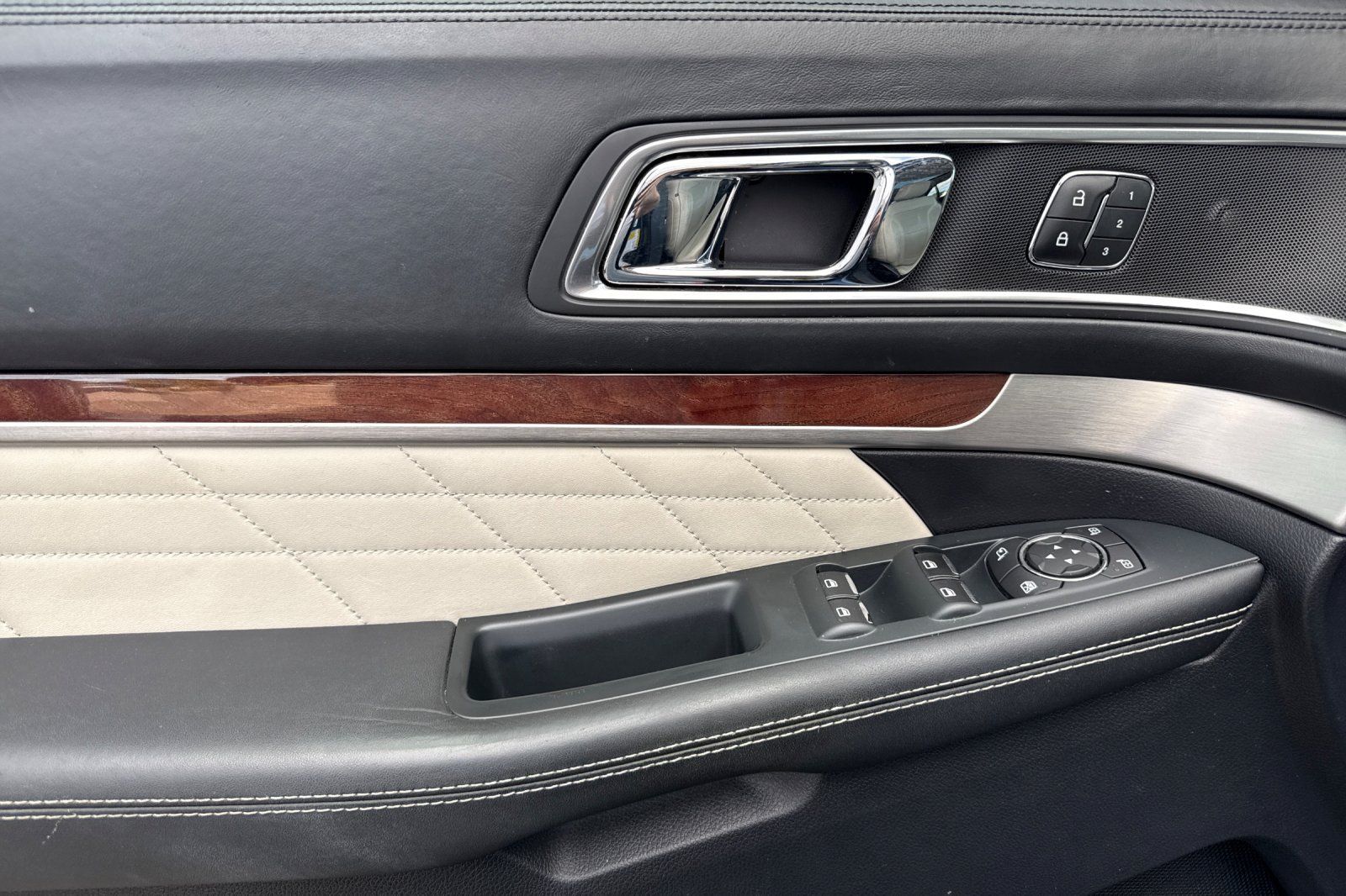 Used 2018 Ford Explorer Platinum AWD/4WD image 11