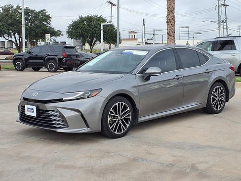 Used 2025 Toyota Camry XLE FWD image 3