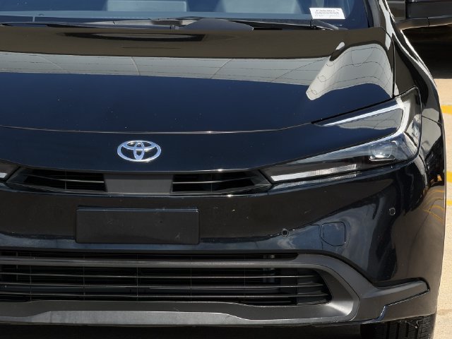 Used 2025 Toyota Prius LE FWD image 4