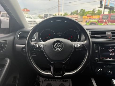 Used 2017 Volkswagen Jetta SE FWD image 25