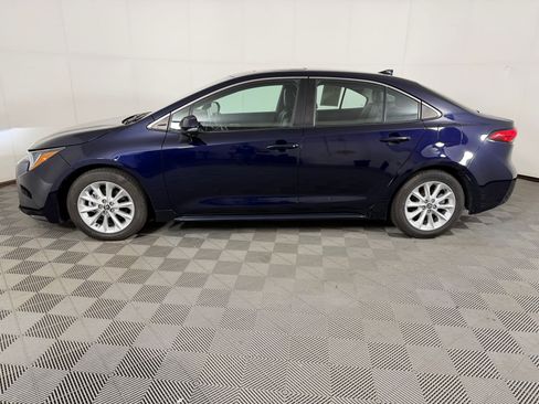 Used 2022 Toyota Corolla XLE FWD image 2