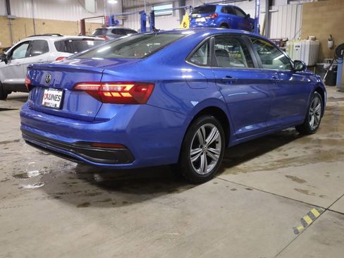Used 2024 Volkswagen Jetta SE image 8