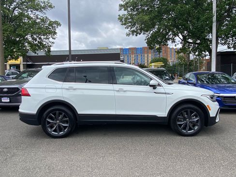 Certified 2024 Volkswagen Tiguan SE w/ Panoramic Sunroof Package FWD image 2