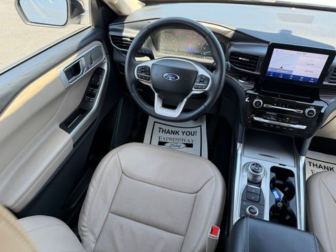 Used 2023 Ford Explorer Limited AWD/4WD image 17