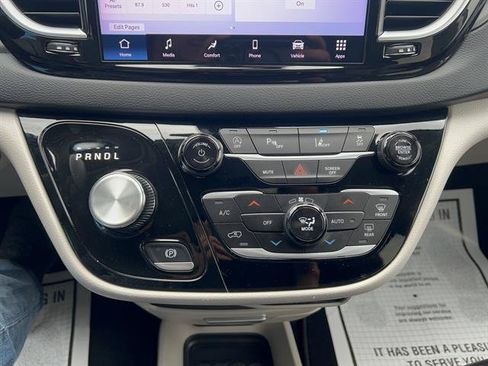 Used 2023 Chrysler Pacifica Touring-L FWD image 24
