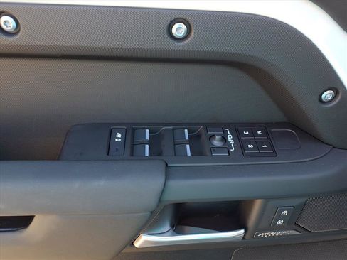 New 2026 Land Rover Defender 110 X-Dynamic SE image 10