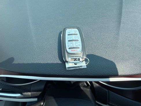 Used 2017 Chrysler Pacifica Limited w/ Advanced Safetytec Group FWD image 36