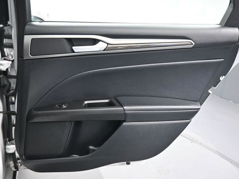 Used 2017 Ford Fusion SE image 33