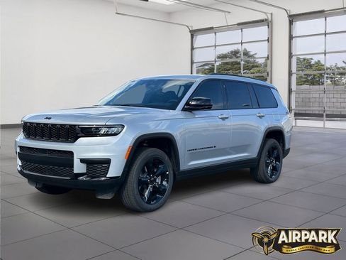 New 2025 Jeep Grand Cherokee L Altitude image 9