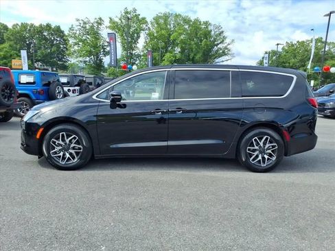 New 2027 Chrysler Pacifica Limited FWD image 9