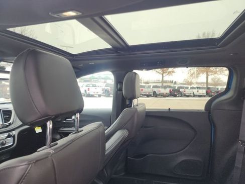 New 2026 Chrysler Pacifica Select w/ S Appearance Package FWD image 19