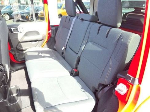 Used 2025 Jeep Wrangler Unlimited Sahara w/ Safety Group AWD/4WD image 49