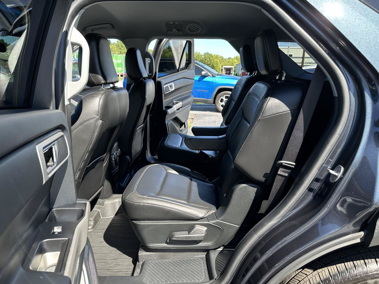Used 2022 Ford Explorer XLT w/ Equipment Group 202A AWD/4WD image 28