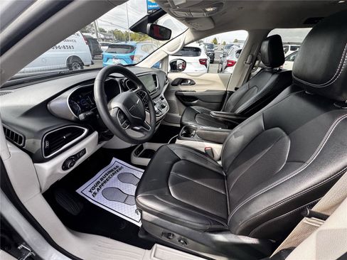Used 2024 Chrysler Pacifica Touring-L FWD image 5