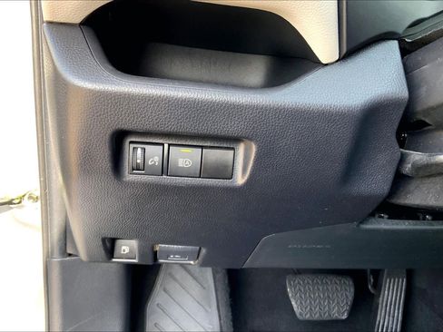 Used 2022 Toyota RAV4 XLE AWD/4WD image 33