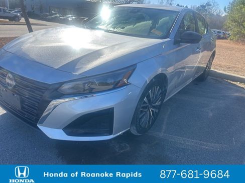 Used 2024 Nissan Altima 2.5 SV image 1