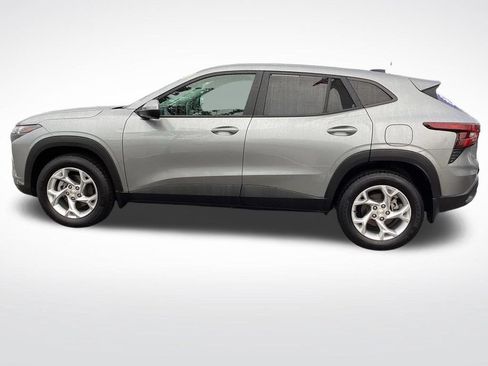 Used 2024 Chevrolet Trax LS w/ LS Convenience Package FWD image 6