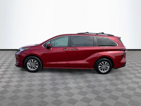 Used 2023 Toyota Sienna XLE FWD image 4
