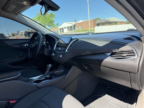 Used 2016 Chevrolet Malibu LT FWD image 11