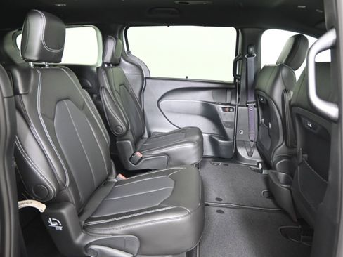 Used 2025 Chrysler Pacifica Select image 15