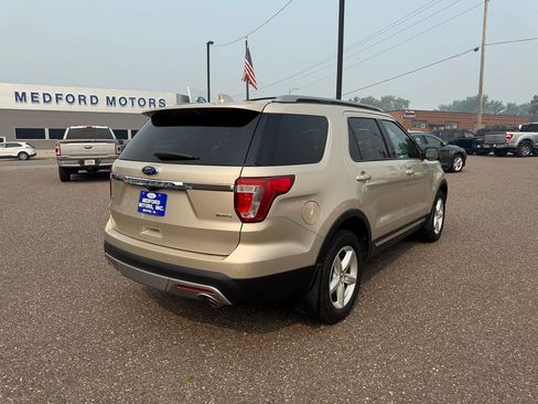 Used 2017 Ford Explorer XLT w/ Equipment Group 202A AWD/4WD image 8