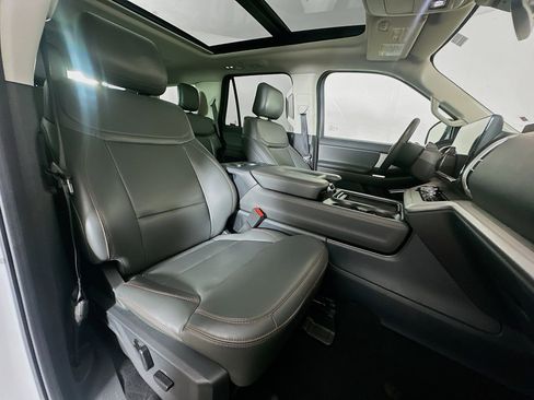 Used 2025 Ford Expedition Active AWD/4WD image 34