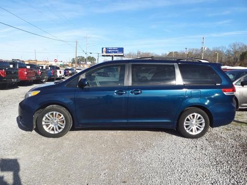 Used 2012 Toyota Sienna XLE FWD image 2