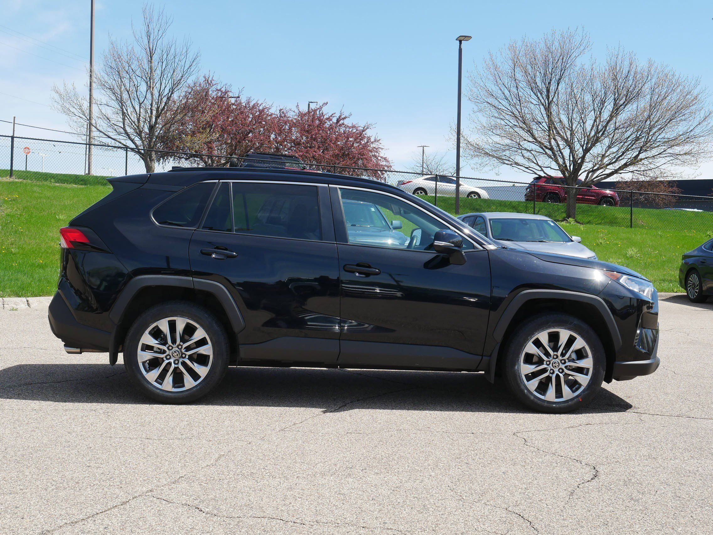 Used 2021 Toyota RAV4 XLE Premium AWD/4WD image 5