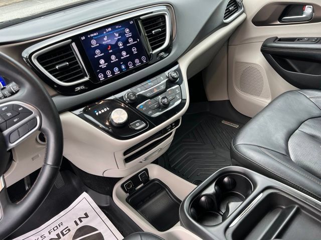 Used 2018 Chrysler Pacifica Touring-L FWD image 33