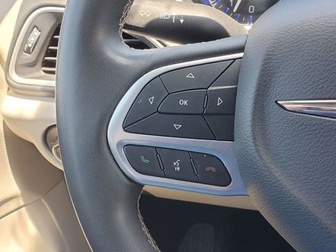 Used 2023 Chrysler Pacifica Touring-L FWD image 16
