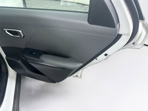 Used 2025 Kia K4 LXS image 28
