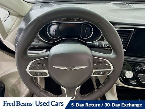 Used 2023 Chrysler Pacifica Limited image 13