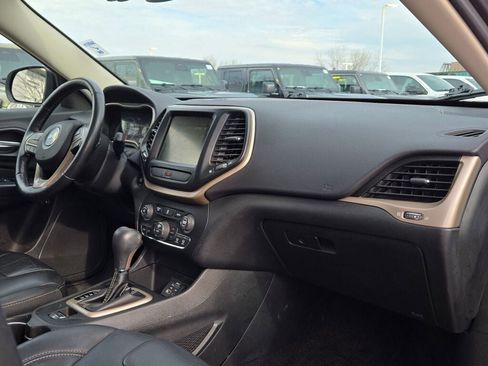 Used 2017 Jeep Cherokee Limited image 7