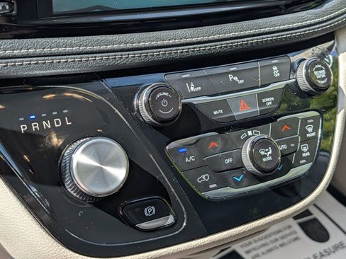 Used 2023 Chrysler Pacifica Touring-L FWD image 8