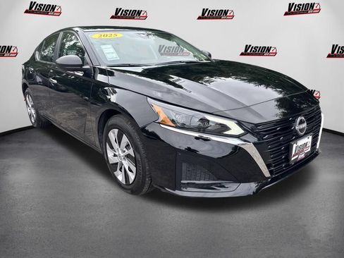Used 2025 Nissan Altima 2.5 S FWD image 3
