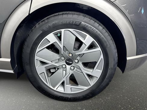 New 2024 Genesis GV60 RWD image 32