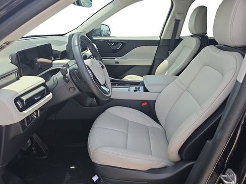 Used 2025 Lincoln Aviator AWD image 11