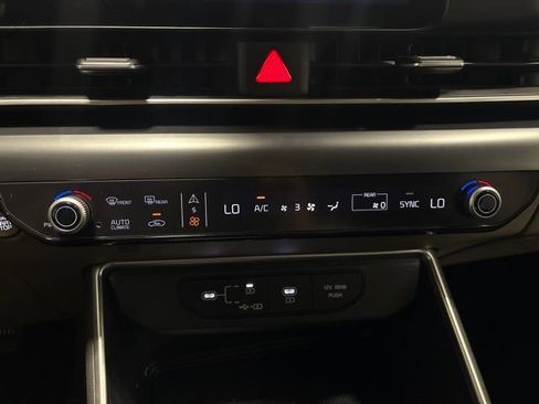 Used 2025 Kia Carnival FWD image 19