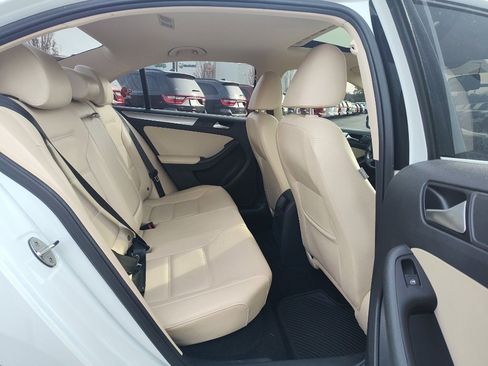 Used 2017 Volkswagen Jetta SE image 9