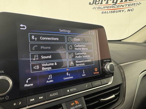 Used 2025 Nissan Altima 2.5 SV FWD image 17