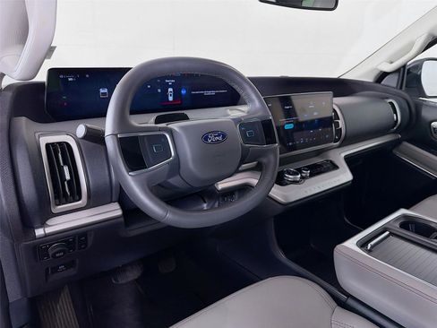 Used 2025 Ford Expedition Active AWD/4WD image 9